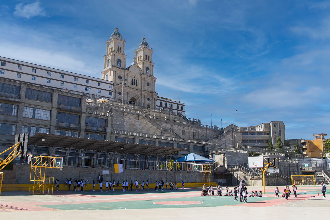 Patio de una institución educativa durante el descanso
